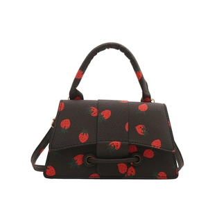 Franse mini handtas met aardbeienprint in zwart leer met een verstelbare schouderriem
