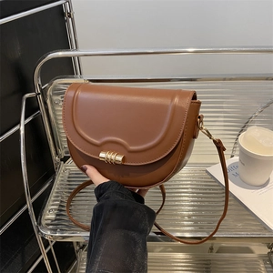 Schicke braune Satteltasche aus PU-Leder mit gewellter Klappe für den Alltag