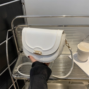 Minimalistische weiße Satteltasche aus Leder mit goldener Schnalle und Schultergurt