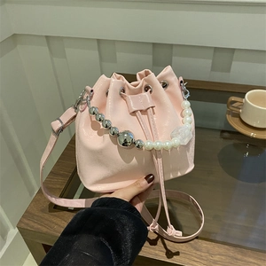 Sac seau rose à cordon avec poignée en perles et bandoulière réglable en cuir