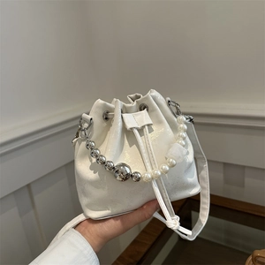 Sac seau beige avec cordon de serrage, anse en perles et bandoulière réglable chic