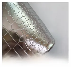 Détail d'un sac à main argenté métallisé avec texture gaufrée crocodile chic