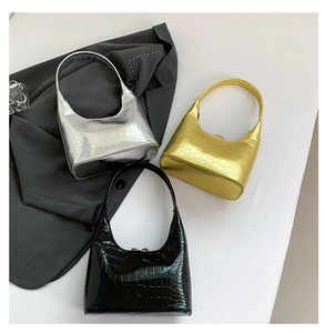 Vue détaillée de trois sacs hobo à motif crocodile en argent, or et noir élégant