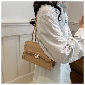Détail du sac bandoulière beige avec boucle dorée et cuir PU de haute qualité raffiné