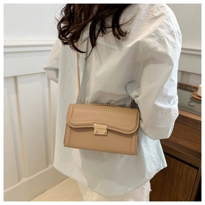 Gros plan du sac beige à chaîne avec fermoir doré en métal et texture de cuir de qualité