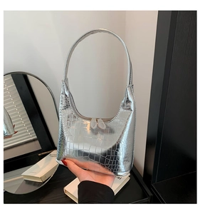 Détail du sac hobo argenté avec motif crocodile et fermeture éclair double chic