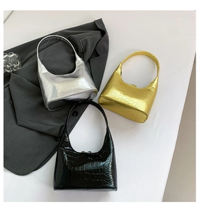 Trois sacs sous le bras en simili cuir gaufré crocodile en argent, or et noir