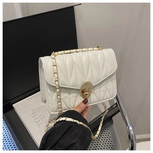 Détail du sac bandoulière blanc matelassé en V avec chaîne dorée et fermoir