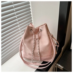 Detail der rosa Beuteltasche mit silbernem Kordelzug und feiner Leder-Textur