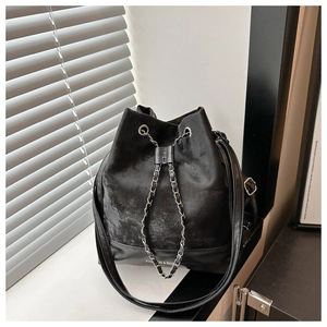 Detailansicht der schwarzen Beuteltasche mit Silberkette und Fashion-Schriftzug-Aufdruck