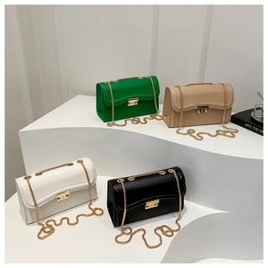 Quatre sacs à chaîne en vert, beige, blanc et noir avec détails dorés