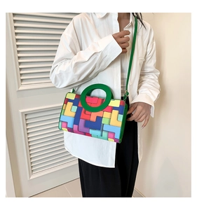 Détails d'un sac à main patchwork géométrique avec poignées circulaires en résine verte