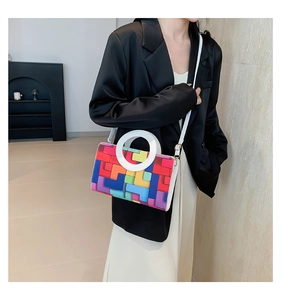 Détail du sac à main à motif géométrique coloré avec poignée ronde et bandoulière