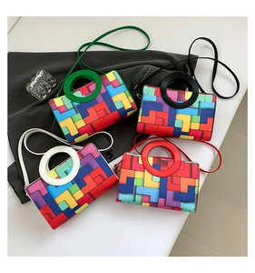 Vue détaillée de sacs à main colorés à motifs géométriques et poignées rondes