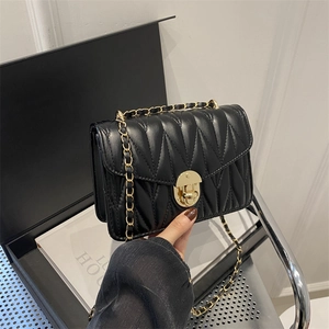 Sac à bandoulière matelassé noir tendance avec chaîne dorée et fermoir rond métallique