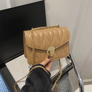 Sac bandoulière matelassé kaki élégant avec chaîne dorée et coutures en forme de V