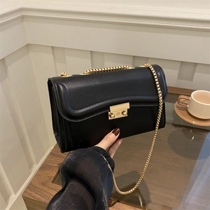 Sac à bandoulière élégant en similicuir noir avec chaîne dorée et fermoir rectangulaire