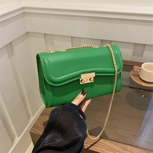 Sac bandoulière luxueux en cuir vert avec chaîne dorée et fermoir carré élégant