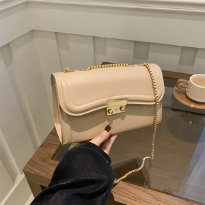 Sac à bandoulière matelassé beige élégant avec fermoir doré et plis accordéon