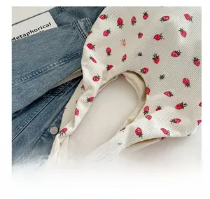 Détail du sac fourre-tout en velours côtelé blanc avec imprimé fraise et doublure