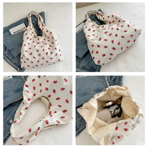 Détail du fourre-tout en velours côtelé blanc avec motif fraise et grande capacité interne