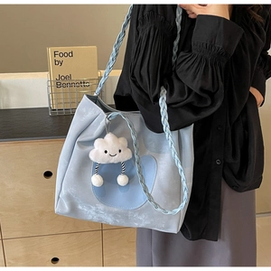 Sac fourre-tout bleu ciel avec poche cœur, charme nuage et bandoulière tressée