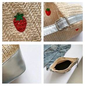 Vues détaillées du sac seau en paille avec broderie fraise et bandoulière argentée