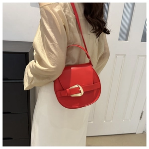 Detail der roten Satteltasche mit goldener Metallschnalle und Gurt an einem Modell