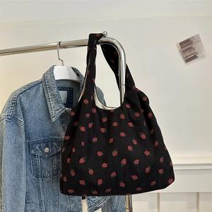 Grand sac cabas rétro en velours côtelé noir avec des motifs fraises mignons