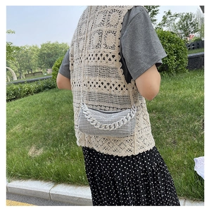 Détail du sac en maille strass argenté avec poignée épaisse en cristal et bandoulière
