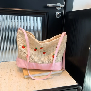 Sac seau en paille avec broderie fraise et bandoulières roses pour l'été
