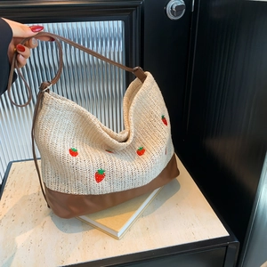 Sac seau en paille avec broderie fraise et garniture en cuir pour style d'été décontracté