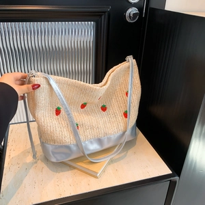 Sac seau en paille tissée avec broderie de fraises et finitions argentées chic