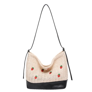 Sac cabas décontracté en paille avec broderie fraises et base en cuir synthétique