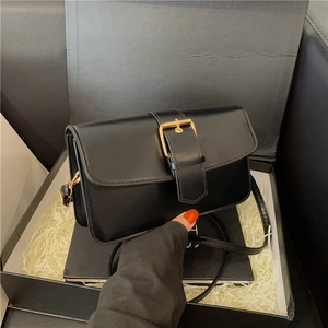 Sac sous le bras classique en cuir PU noir avec boucle dorée sur fond de boîte cadeau