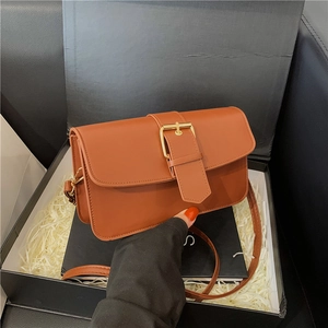 Sac sous le bras marron rétro avec boucle dorée dans un coffret cadeau noir