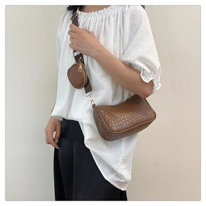 Détail du sac baguette marron à motif crocodile avec petit porte-monnaie et boucles dorées