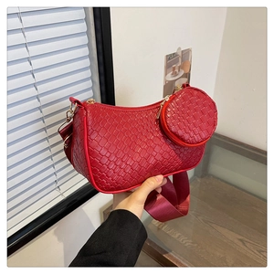Sac baguette rouge tissé avec mini porte-monnaie rond et large bandoulière