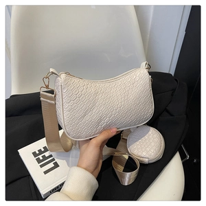 Détail du sac demi-lune blanc texture crocodile avec bandoulière large et pochette