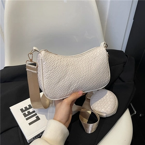 Sac baguette matelassé beige avec petit porte-monnaie et bandoulière large dorée