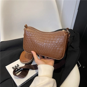Sac baguette marron matelassé avec bandoulière large et petit porte-monnaie rond