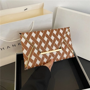 Pochette enveloppe tissée tendance avec motifs géométriques marron et blanc et détails dorés