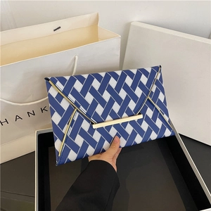 Pochette enveloppe tissée bleue et blanche avec garniture dorée et fermoir élégant