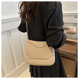 Dettaglio borsa a tracolla beige con esclusiva texture in pelle goffrata curva 3D