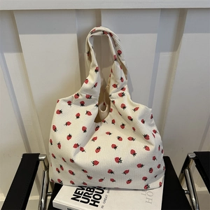Sac cabas en velours côtelé blanc avec broderie fraise dans un style décontracté