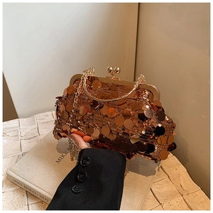 Gros plan du sac à paillettes bronze avec fermoir doré et fine chaîne métallique