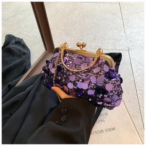 Détail du sac coquillage à paillettes violettes avec cadre doré et fermoir à boule