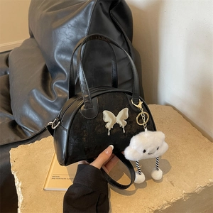 Schwarze Bowlingtasche mit silbernem Lavashmetterling und weißem Wolkenanhänger