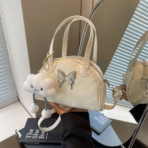 Cremeweiße Bowling-Handtasche mit Schmetterlingslogo aus Metall und Wolkenanhänger für Damen