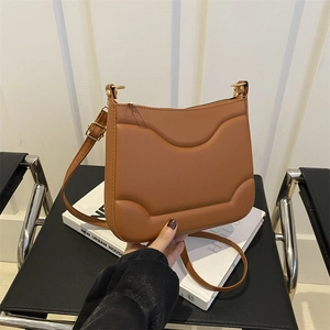 Borsa a tracolla marrone in ecopelle con cuciture 3D e tracolla regolabile
